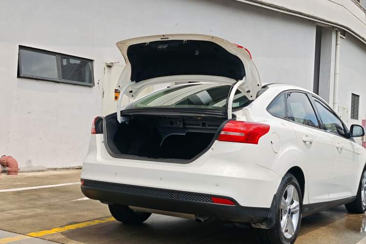 Used Ford Focus 2018 Sedan Classic 1.6L Automatic Comfort Plus Smart Drive Version Exterior 9