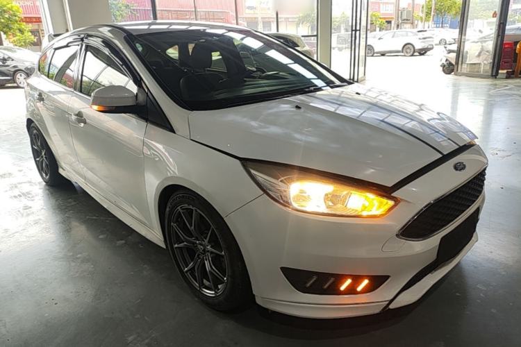 Used Ford Focus 2018 Hatchback Classic 1.6L Automatic Comfort Plus SmartDrive Edition Front Right 45 Deg