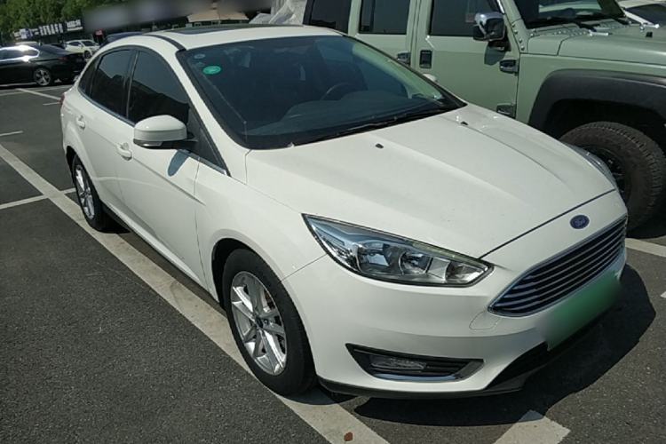 Used Ford Focus 2018 Sedan Classic EcoBoost 180 Automatic Elite Model Front Right 45 Deg