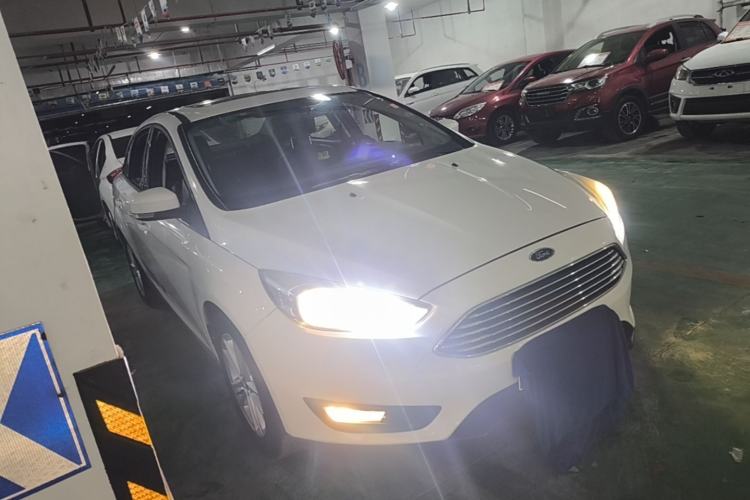 Used Ford Focus 2018 Sedan Classic 1.6L Automatic Trendy SmartDrive Edition Front Right 45 Deg