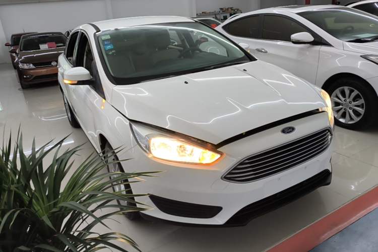 Used Ford Focus 2018 Sedan Classic 1.6L Automatic Comfort Plus Smart Drive Version Front Right 45 Deg