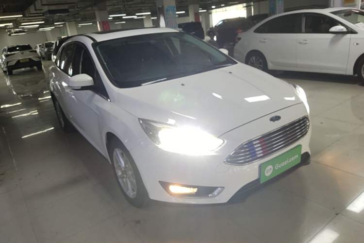 Used Ford Focus 2018 Sedan Classic EcoBoost 180 Automatic Elite Model Front Right 45 Deg