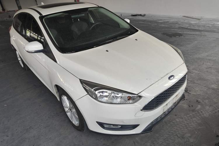 Used Ford Focus 2018 Hatchback Classic 1.6L Automatic Trendy SmartDrive Edition Front Right 45 Deg