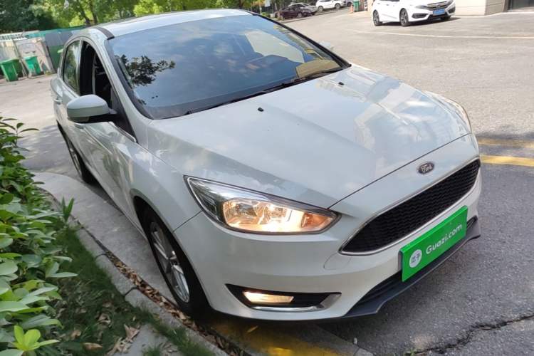 Used Ford Focus 2018 Sedan Classic EcoBoost 180 Automatic Elite Model Front Right 45 Deg