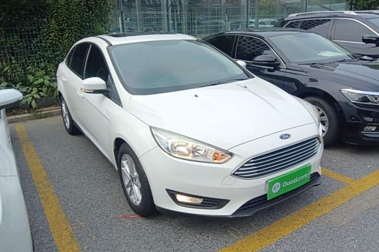 Used Ford Focus 2018 Sedan Classic 1.6L Automatic Trendy SmartDrive Edition Front Right 45 Deg