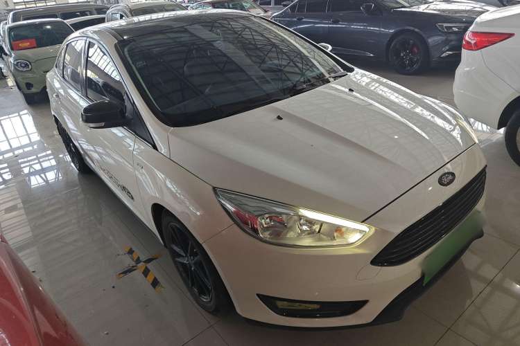 Used Ford Focus 2018 Sedan Classic EcoBoost 180 Automatic Elite Model Front Right 45 Deg