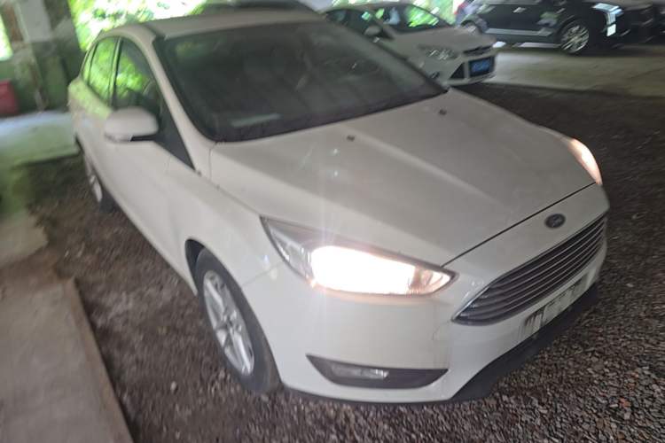Used Ford Focus 2018 Sedan Classic 1.6L Automatic Trendy SmartDrive Edition Front Right 45 Deg