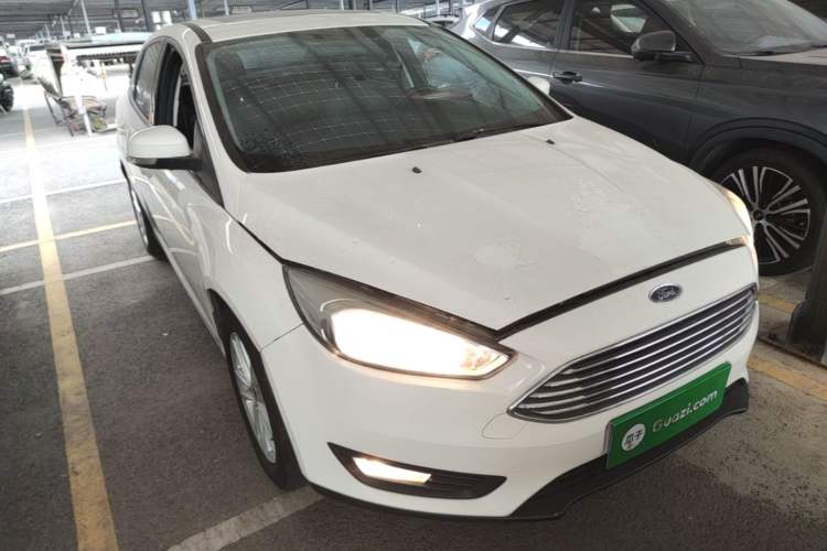 Used Ford Focus 2018 Sedan Classic 1.6L Automatic Trendy SmartDrive Edition Front Right 45 Deg