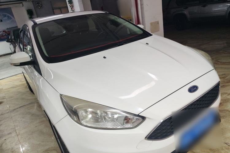 Used Ford Focus 2018 Hatchback Classic 1.6L Automatic Trendy SmartDrive Edition Front Right 45 Deg