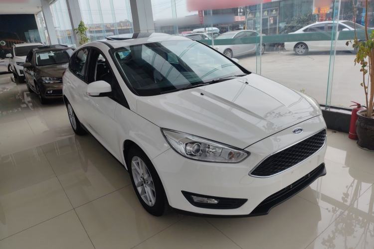 Used Ford Focus 2018 Hatchback Classic 1.6L Automatic Trendy SmartDrive Edition Front Right 45 Deg