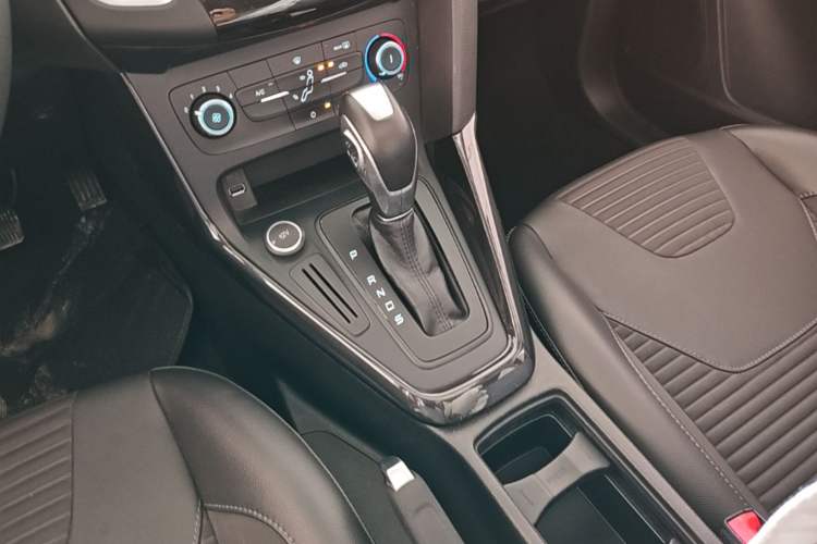 Used Ford Focus 2018 Sedan Classic 1.6L Automatic Trendy SmartDrive Edition Gear Lever