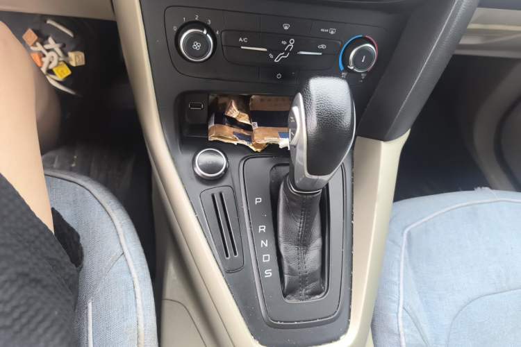 Used Ford Focus 2018 Sedan Classic 1.6L Automatic Comfort Plus Smart Drive Version Gear Lever