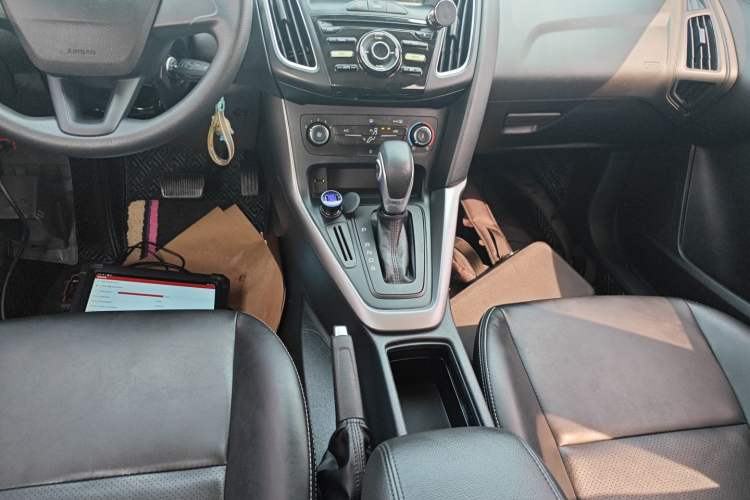 Used Ford Focus 2018 Hatchback Classic 1.6L Automatic Comfort Plus SmartDrive Edition Gear Lever
