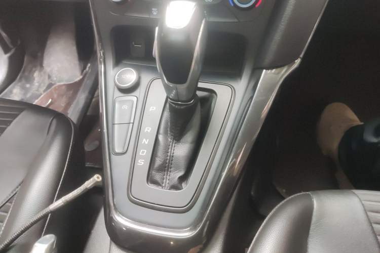 Used Ford Focus 2018 Hatchback Classic EcoBoost 180 Automatic Elite Model Gear Lever
