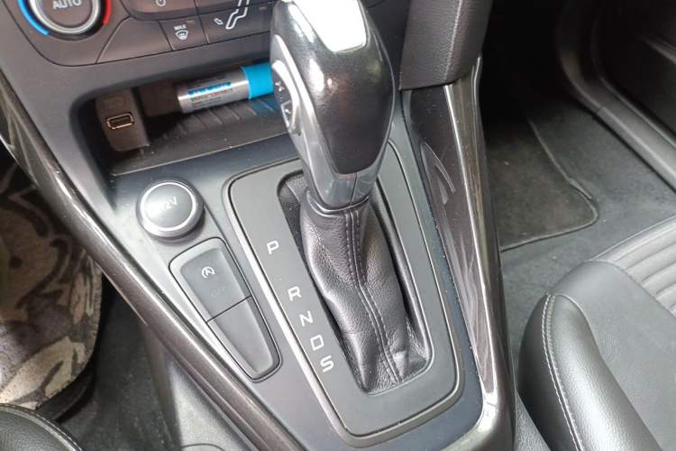 Used Ford Focus 2018 Two-Door Classic EcoBoost 125 Automatic Supercharged Style SmartDrive Edition Gear Lever