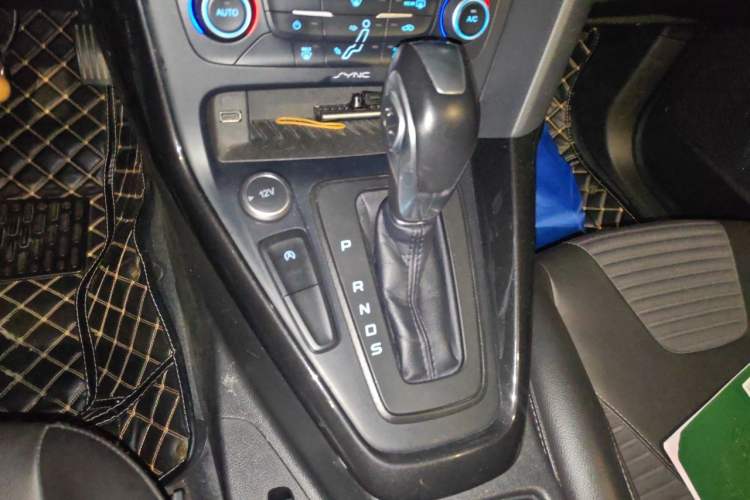 Used Ford Focus 2018 Hatchback Classic EcoBoost 180 Automatic Elite Model Gear Lever