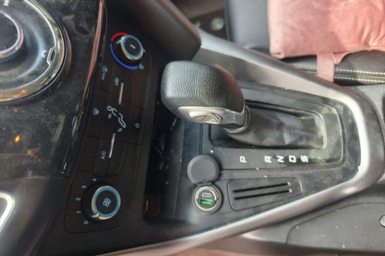 Used Ford Focus 2018 Hatchback Classic 1.6L Automatic Comfort Plus SmartDrive Edition Gear Lever