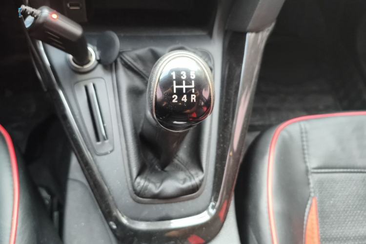 Used Ford Focus 2018 Hatchback Classic 1.6L Manual Fashion Edition SmartDrive Version Gear Lever