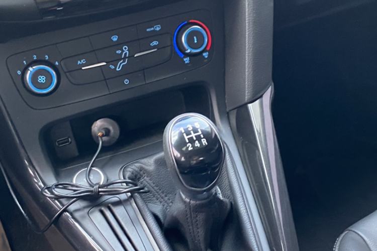 Used Ford Focus 2018 Hatchback Classic 1.6L Manual Fashion Edition SmartDrive Version Gear Lever