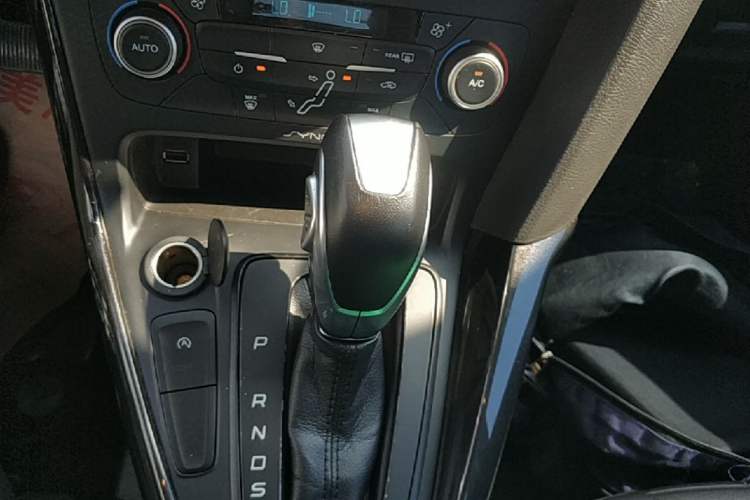 Used Ford Focus 2018 Sedan Classic EcoBoost 180 Automatic Elite Model Gear Lever