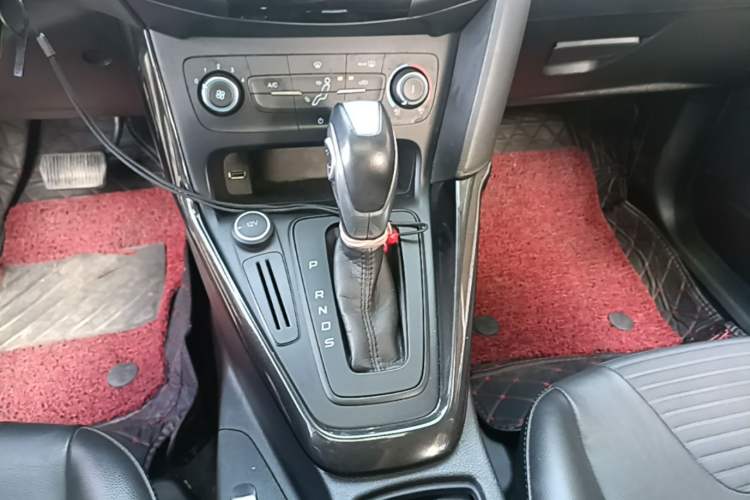 Used Ford Focus 2018 Sedan Classic 1.6L Automatic Trendy SmartDrive Edition Gear Lever