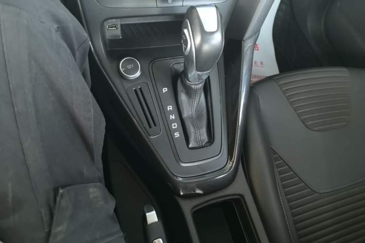 Used Ford Focus 2018 Hatchback Classic 1.6L Automatic Trendy SmartDrive Edition Gear Lever