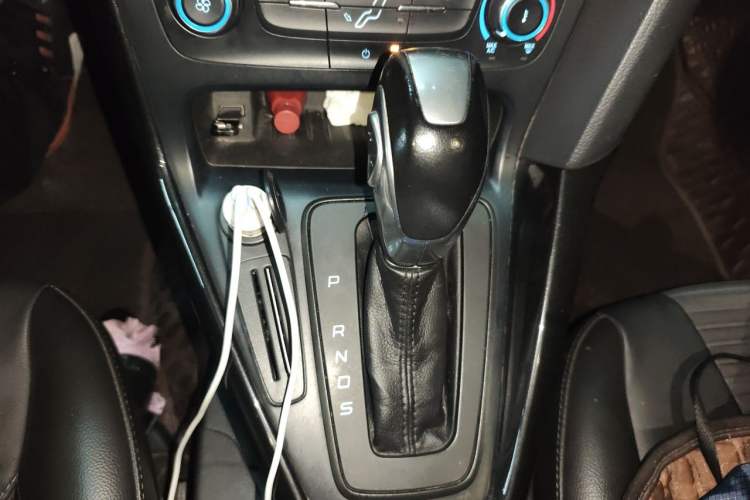 Used Ford Focus 2018 Sedan Classic 1.6L Automatic Trendy SmartDrive Edition Gear Lever