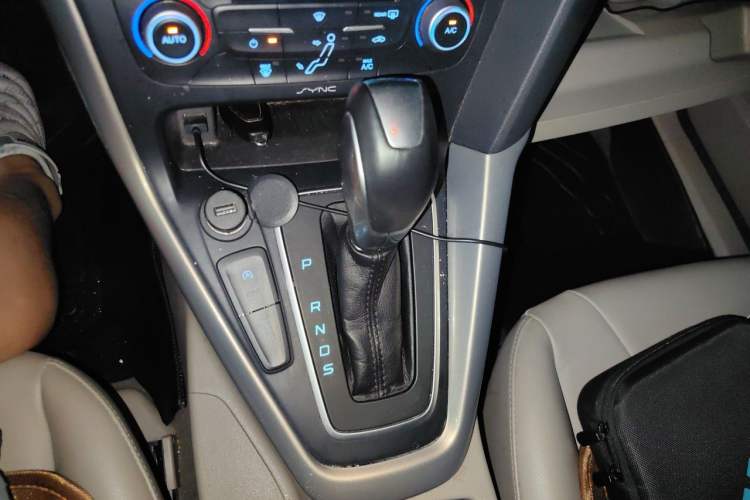 Used Ford Focus 2018 Sedan Classic EcoBoost 180 Automatic Flagship Model Gear Lever