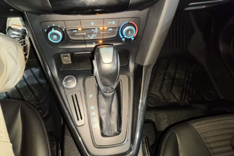 Used Ford Focus 2018 Sedan Classic 1.6L Automatic Trendy SmartDrive Edition Gear Lever