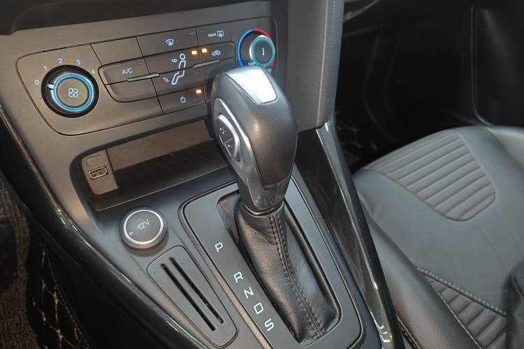 Used Ford Focus 2018 Sedan Classic 1.6L Automatic Trendy SmartDrive Edition Gear Lever