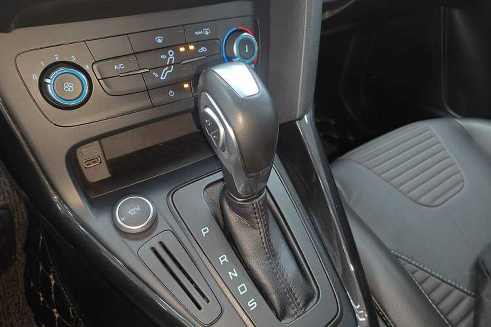 Used Ford Focus 2018 Sedan Classic 1.6L Automatic Trendy SmartDrive Edition Gear Lever