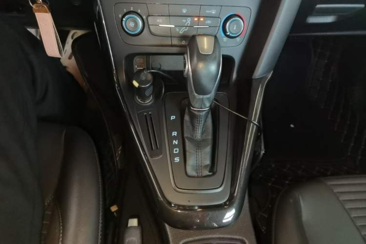 Used Ford Focus 2018 Hatchback Classic 1.6L Automatic Trendy SmartDrive Edition Gear Lever