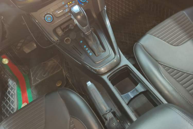 Used Ford Focus 2018 Sedan Classic 1.6L Automatic Trendy SmartDrive Edition Gear Lever
