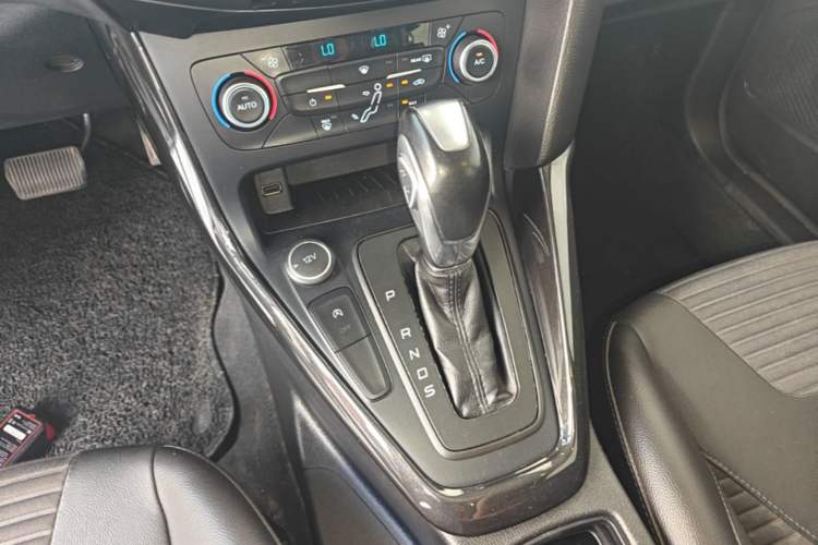 Used Ford Focus 2018 Two-Door Classic EcoBoost 125 Automatic Supercharged Style SmartDrive Edition Gear Lever