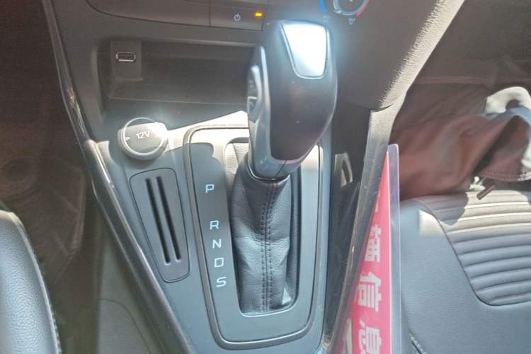 Used Ford Focus 2018 Hatchback Classic 1.6L Automatic Trendy SmartDrive Edition Gear Lever