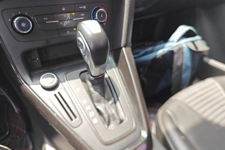 Used Ford Focus 2018 Hatchback Classic 1.6L Automatic Trendy SmartDrive Edition Gear Lever