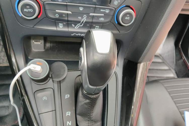 Used Ford Focus 2018 Hatchback Classic EcoBoost 180 Automatic Elite Model Gear Lever