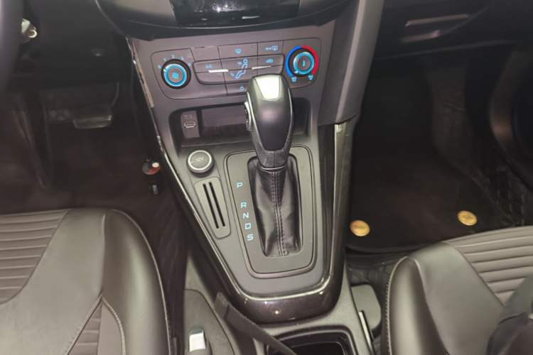 Used Ford Focus 2018 Sedan Classic 1.6L Automatic Trendy SmartDrive Edition Gear Lever