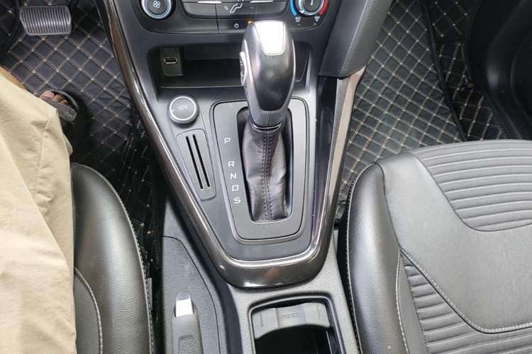 Used Ford Focus 2018 Sedan Classic 1.6L Automatic Trendy SmartDrive Edition Gear Lever