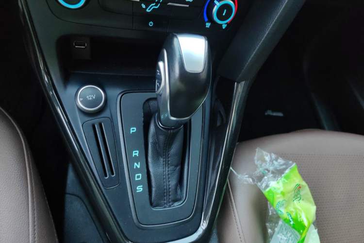 Used Ford Focus 2018 Hatchback Classic 1.6L Automatic Trendy SmartDrive Edition Gear Lever