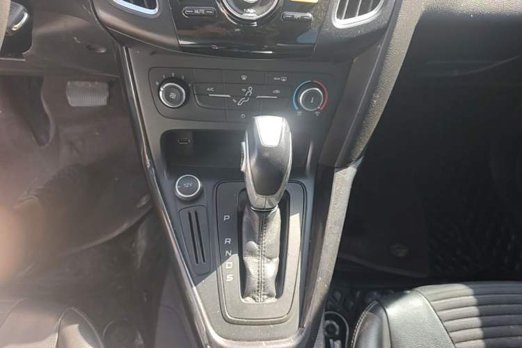 Used Ford Focus 2018 Hatchback Classic 1.6L Automatic Trendy SmartDrive Edition Gear Lever