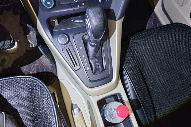 Used Ford Focus 2018 Sedan Classic 1.6L Automatic Comfort Plus Smart Drive Version Gear Lever