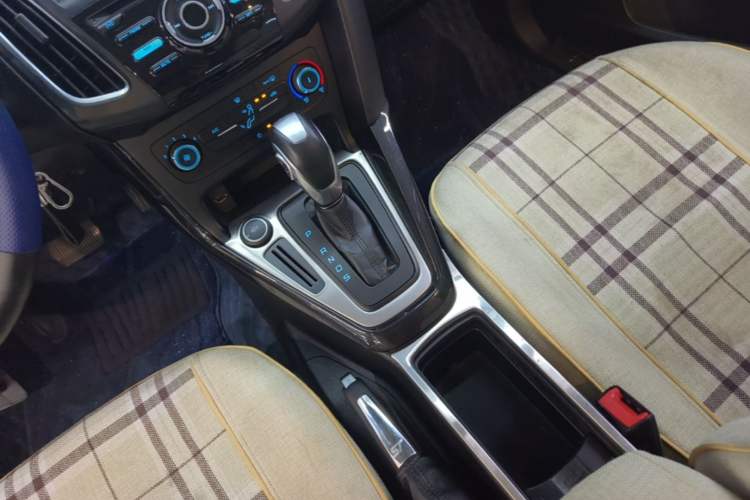 Used Ford Focus 2018 Hatchback Classic 1.6L Automatic Trendy SmartDrive Edition Gear Lever