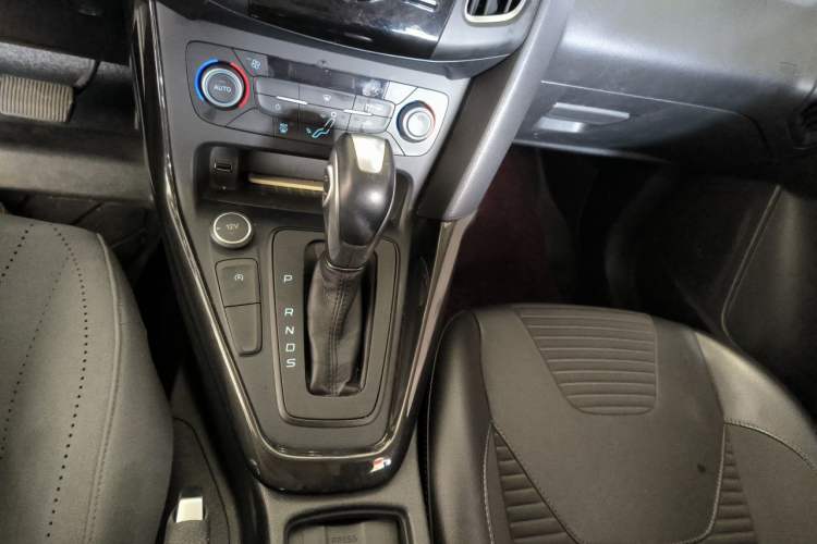 Used Ford Focus 2018 Two-Door Classic EcoBoost 125 Automatic Supercharged Style SmartDrive Edition Gear Lever