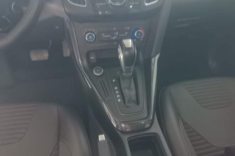 Used Ford Focus 2018 Sedan Classic 1.6L Automatic Trendy SmartDrive Edition Gear Lever