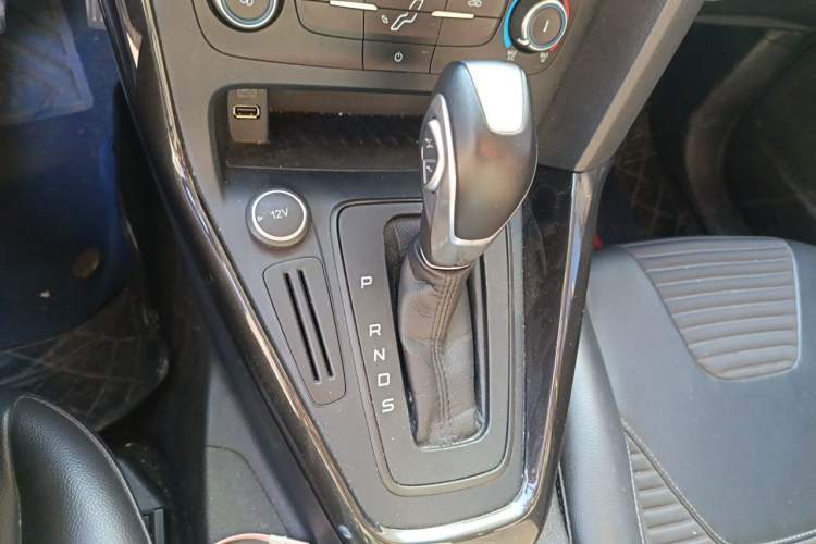 Used Ford Focus 2018 Hatchback Classic 1.6L Automatic Trendy SmartDrive Edition Gear Lever