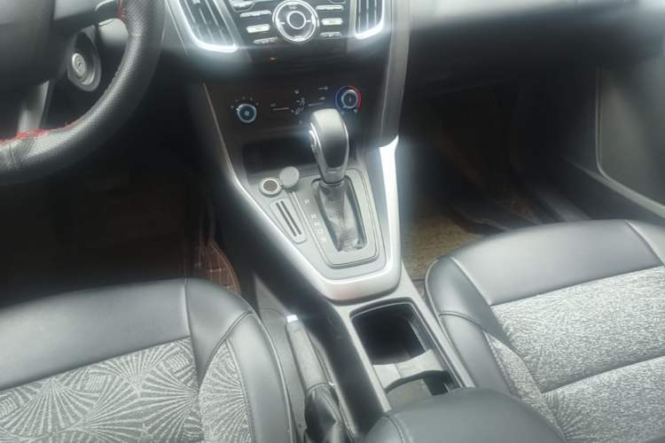 Used Ford Focus 2018 Hatchback Classic 1.6L Automatic Comfort Plus SmartDrive Edition Gear Lever