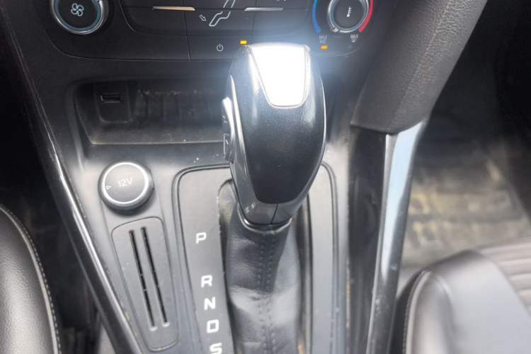 Used Ford Focus 2018 Sedan Classic 1.6L Automatic Trendy SmartDrive Edition Gear Lever