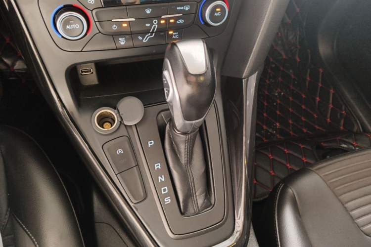Used Ford Focus 2018 Two-Door Classic EcoBoost 125 Automatic Supercharged Style SmartDrive Edition Gear Lever