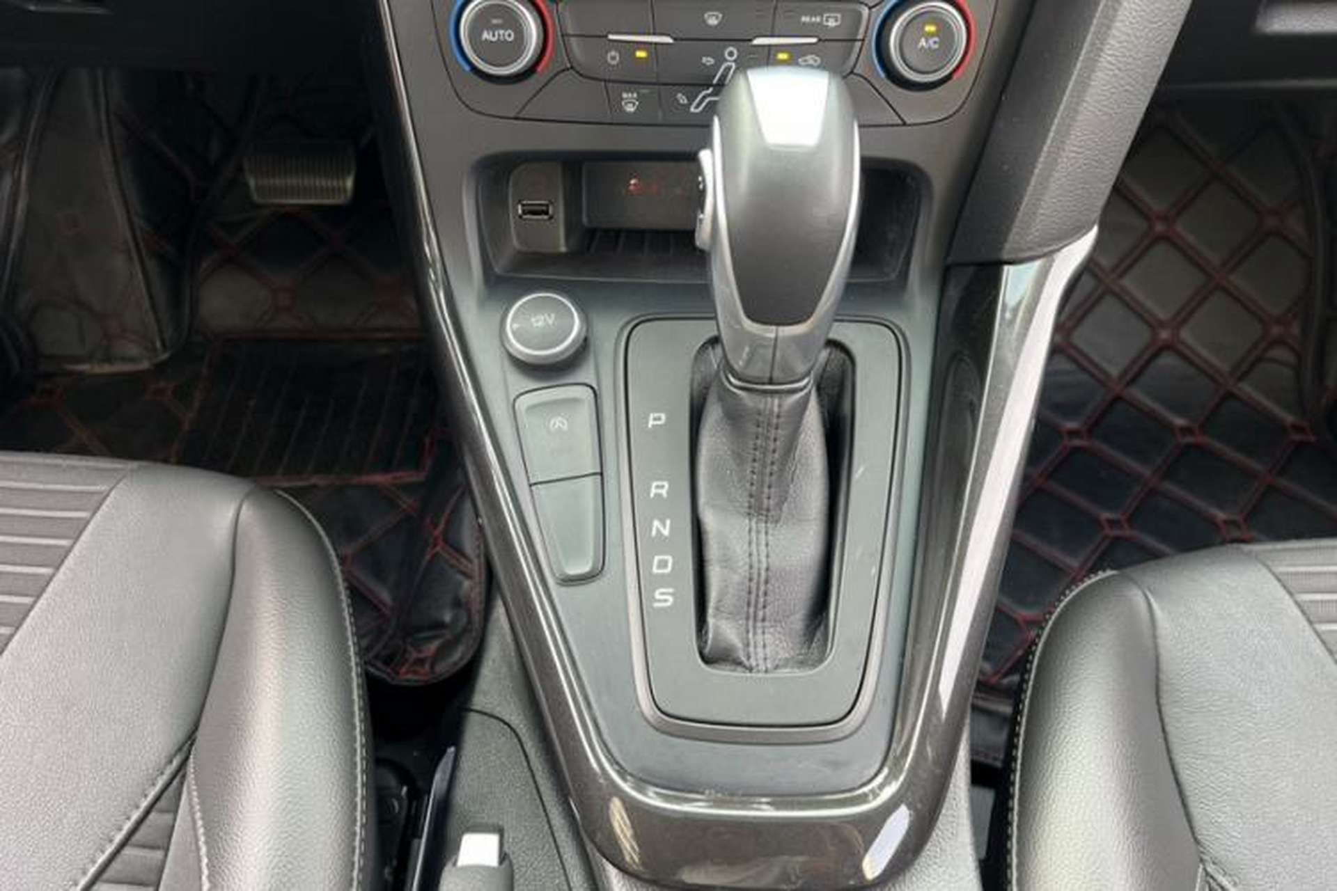 Used Ford Focus 2018 Two-Door Classic EcoBoost 125 Automatic Supercharged Style SmartDrive Edition Gear Lever